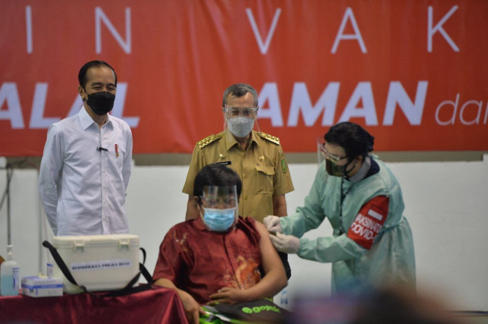 Jokowi Tinjau Pelaksanaan Vaksinasi Gotong Royong 10.800 Masyarakat di Pekanbaru
