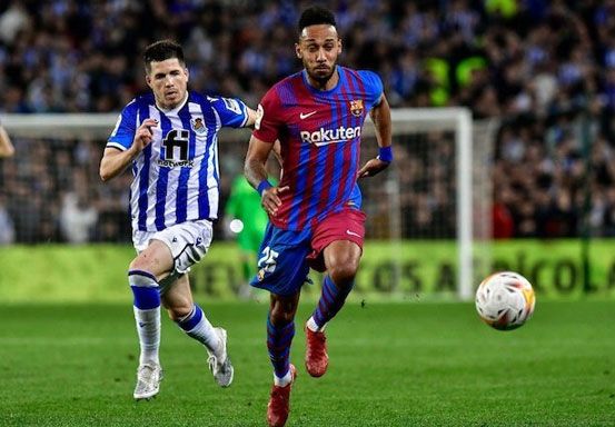 Aksi Pierre-Emerick Aubameyang dalam laga Real Sociedad vs Barcelona, Jumat (22/4/2022) (c) AP Photo