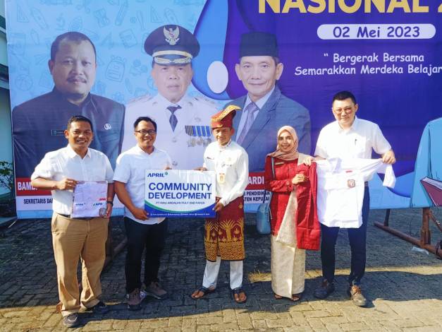 Tumbuh Selaras Bersama Masyarakat, CD RAPP Salurkan 1.500 Seragam SD di Pulau Padang