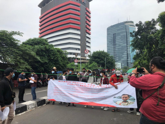 Pemuda dan Mahasiswa Demo di Gedung KPK, Minta Usut Wakil Ketua DPRD Riau  Agung Nugroho - Cakaplah - Berpikir Berbuat Bercakap