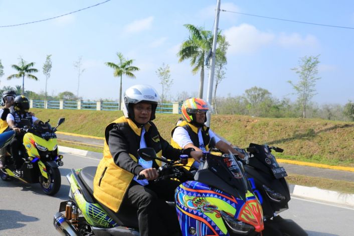 Sunmori Bersama Ribuan Bikers, Muflihun Gagah Naik Motor Warna Warni