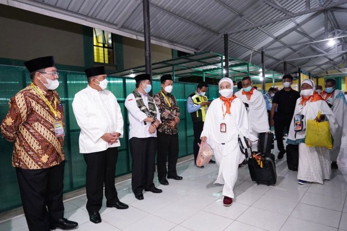 Dilepas Wagubri, 450 CJH Kloter 2 EHA Riau Berangkat ke Tanah Suci