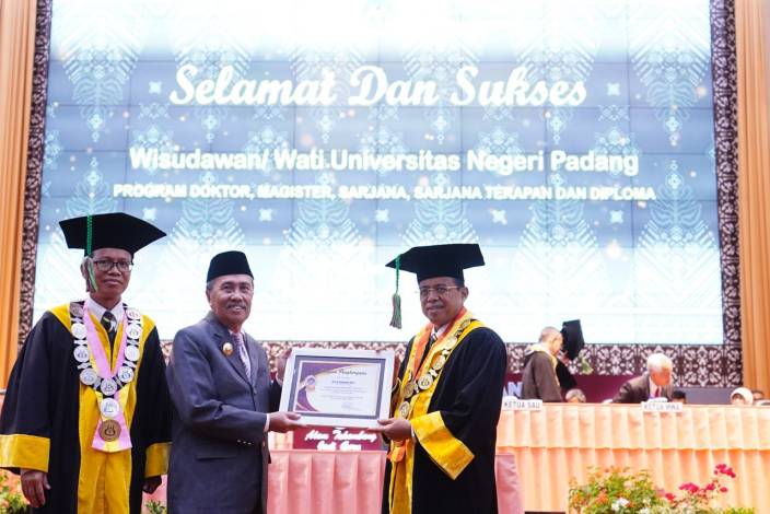 Peduli Pendidikan, Rektor UNP: Riau Beruntung Punya Gubernur Syamsuar