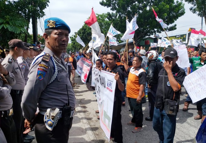 Upah Cuma Naik 6 Persen, Ratusan Buruh Demo di Kantor SKK Migas