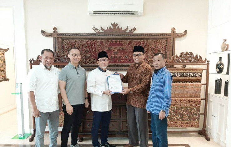 Zulkifli Hasan Serahkan SK Dukungan PAN ke Edi Sepen - Zainal Abidin Maju Pilwako Dumai