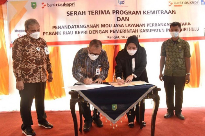 Untuk Masyarakat, Bank Riau Kepri Serahkan CSR kepada Pemkab Inhu