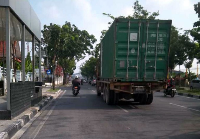 Warga Kesal, Truk Besar Keliaran di Jalan Sudirman Siang Hari