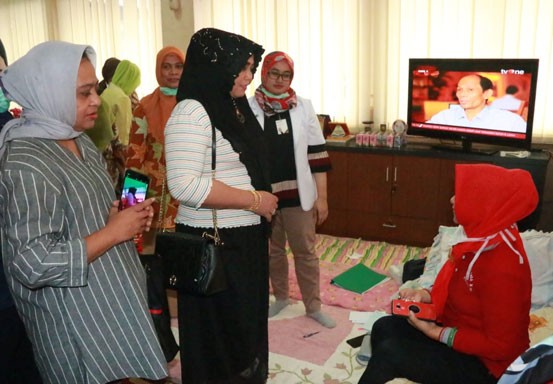 Ketua PKK Riau Tinjau Posko Evakuasi Bencana Asap di Bapenda