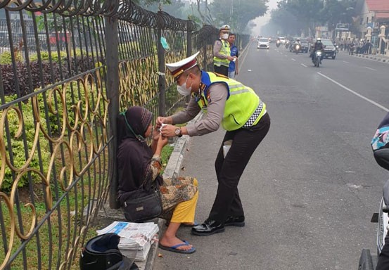 Ditlantas Polda Riau Bagi 6.000 Masker ke Masyarakat