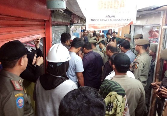 Kios Pedagang di TPS Plaza Sukaramai Pekanbaru Mulai Dibongkar