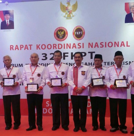 FKPT Riau Terima Penghargaan Terbaik 1 dari BNPT