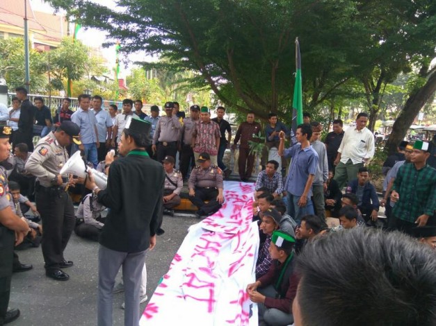 Geruduk DPRD Riau, Mahasiswa Minta Pemerintah Stabilkan Harga Sawit