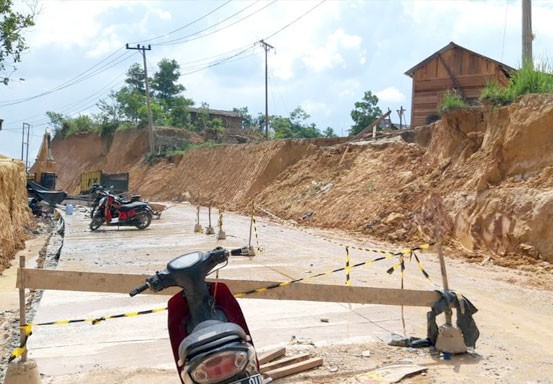 Rigid Jalan Badak Ujung Belum Selesai, Kontraktor Terancam Sanksi