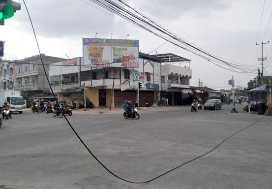 Kabel Besar Warna Hitam Masih Melintang di Tengah Jalan Rajawali