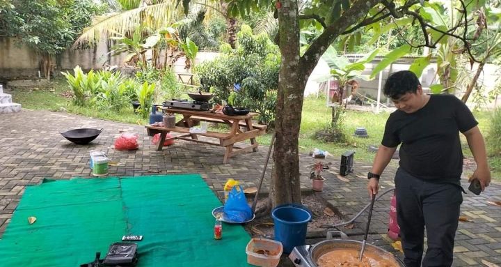 Buat Bekal Menuju Muktamar NU ke-34, Ansor Riau Masak Rendang 20 Kg