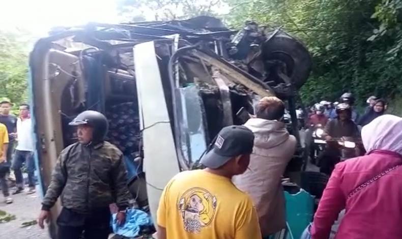 Bus Diduga Bawa Rombongan Mahasiswa Unri Terbalik di Padang Panjang Sumbar