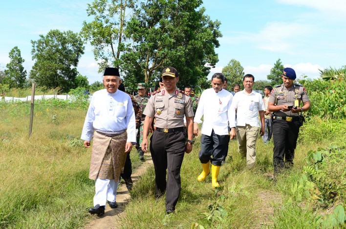 Gubri dan Kapolda Riau Terobos Semak Belukar Hingga Perkebunan Sawit
