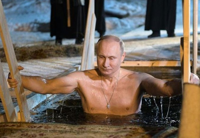 Lakukan Ritual Keagamaan, Presiden Putin Berendam di Air Beku