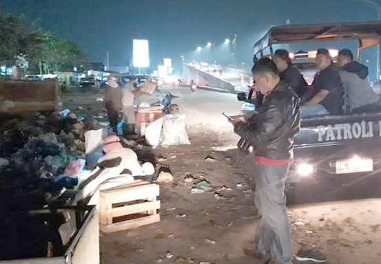 Sampah Masih Banyak Menumpuk di Pinggir Jalanan Pekanbaru