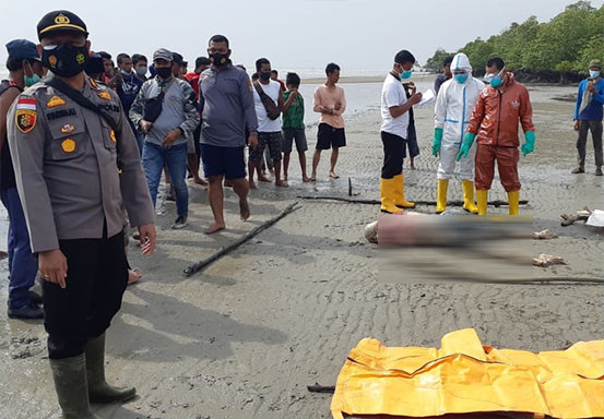 Pencari Kepah Temukan Mayat WN Malaysia Terdampar di Pantai Teluk Lecah Rupat