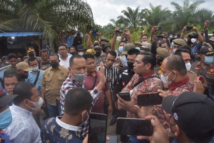 Kericuhan Warnai Penyegelan PT SIPP oleh Pemkab Bengkalis