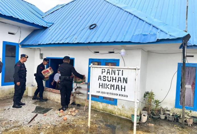 Brimob Polda Riau Beri Sembako Panti Asuhan Terdampak Banjir