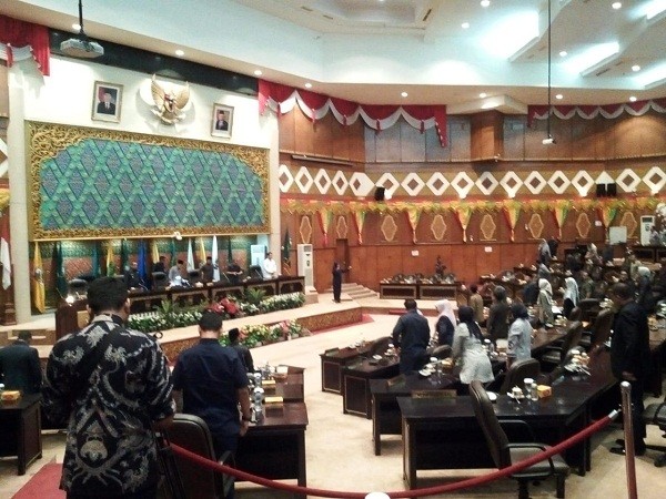 Sukarmis Protes Sidang Paripurna DPRD Riau Molor 1,5 Jam