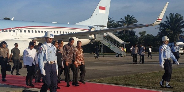 Tiba di Pekanbaru, Presiden Jokowi Disambut Gubernur