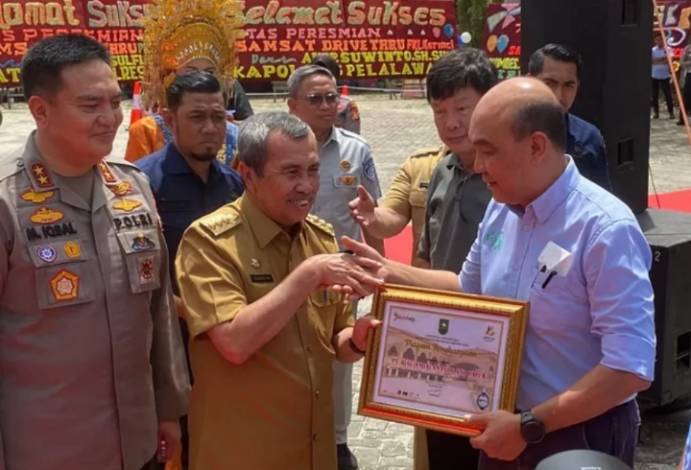 Taat dan Tertib Bayar Pajak, PT RAPP Terima Penghargaan dari Gubernur Riau 
