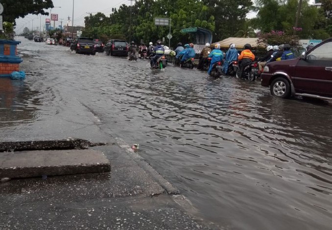 Jalan Soebrantas Direndam Banjir Karena Hujan, Warga Singgung Smart City Madani