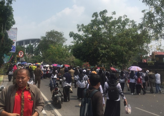 Tak Ditemui Walikota, Guru Pindah Demo ke Kantor Gubernur Riau