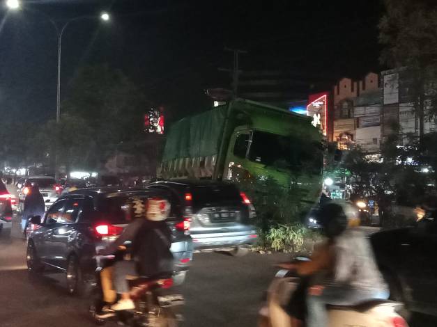 BREAKING NEWS!! Jalan Soebrantas Pekanbaru Macet Parah Gara-gara Truk Panjat Median Jalan