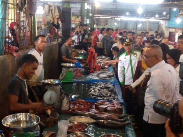 Gubri Tinjau Sejumlah Pasar di Pekanbaru,Pedagang Gagal Fokus Layani Pembeli