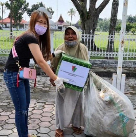 RFB Pekanbaru Serahkan 100 Paket Sembako untuk Pemulung dan Penyapu Jalan