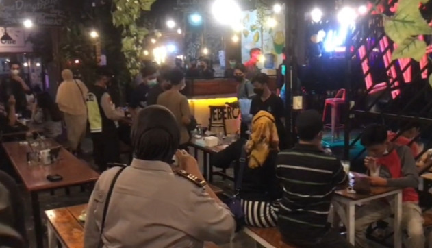 Langgar Protokol Kesehatan, Tiga Kafe di Jalan Arifin Achmad Ditutup Polisi