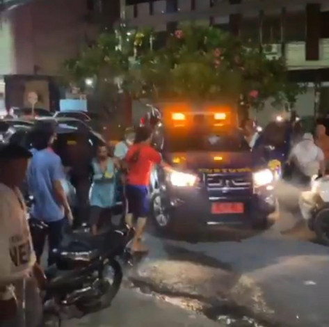 BREAKING NEWS: Mobil Bea Cukai Diamuk Massa di Jalan Juanda Pekanbaru