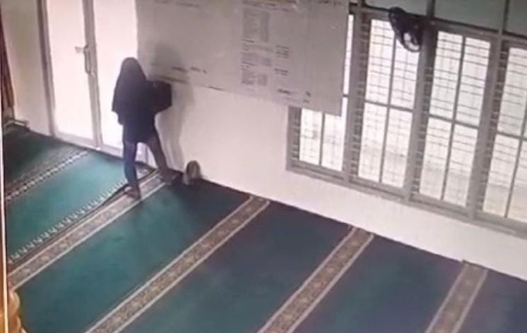 Dua Kotak Infaq Masjid AL-Mukminin Dibobol Maling, Aksi Pelaku Terekam CCTV