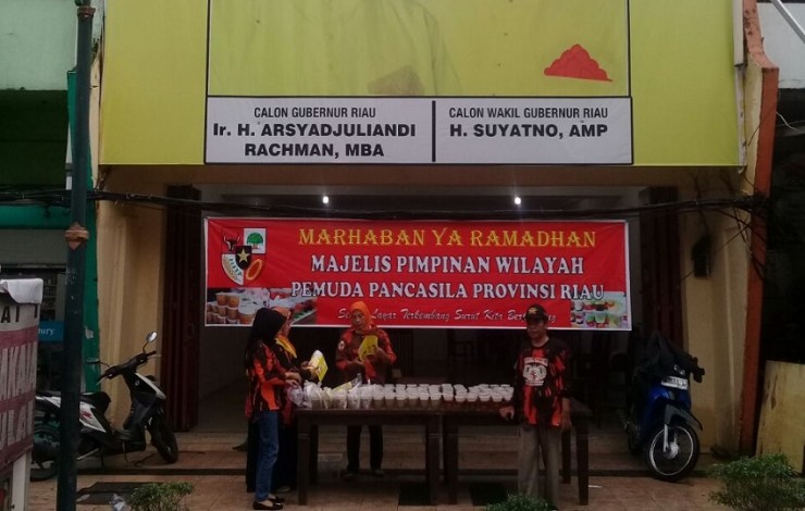 MPW PP Riau Berbagi Takjil Gratis kepada Masyarakat Kurang Mampu