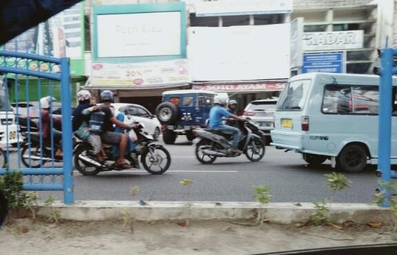 Enggan Gunakan JPO, Warga Pilih Terobos Pagar di Jalan Sudirman