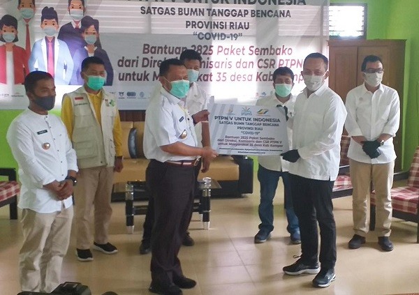 PTPN V Serahkan 2.835 Paket Sembako ke Bupati Kampar untuk Warga Terdampak Covid-19