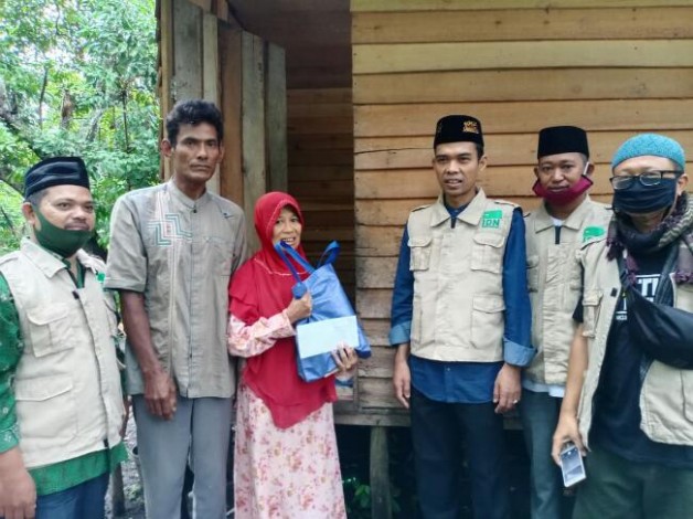 Bersama Ustaz Abdul Somad, IDN Riau Salurkan Bingkisan Lebaran untuk Dai dan Guru Ngaji