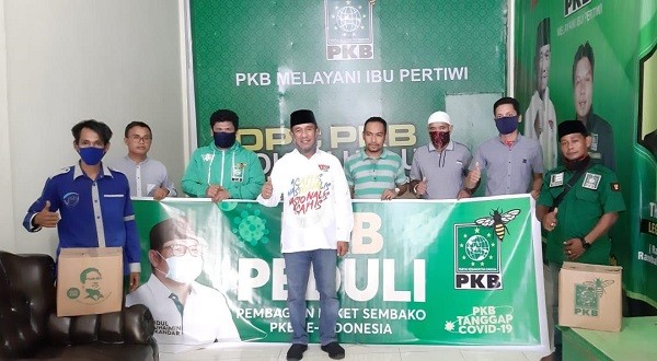 Ketua PKB Distribusikan Bantuan dari Muhaimin untuk Warga Kurang Mampu di Rohul