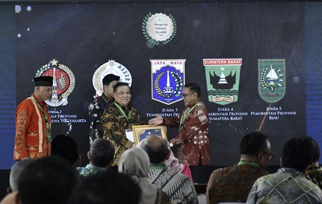 Pj Gubernur Riau menerima penghargaan Adinata Syariah 2024
