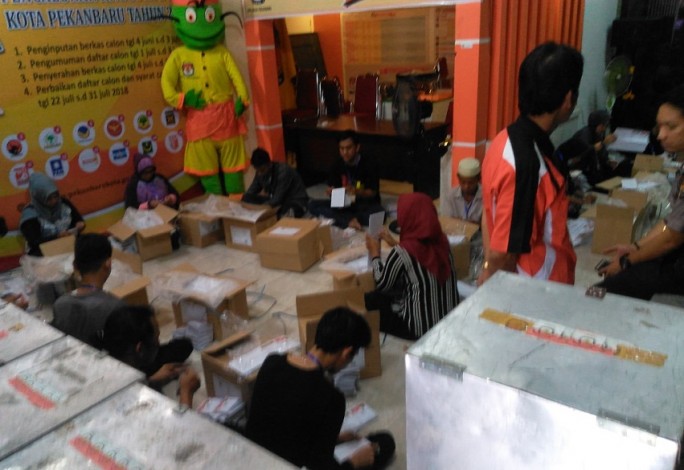 Lebaran Tetap Bekerja, Senin KPU Pekanbaru Distribusikan Logistik Pemilu ke Kelurahan