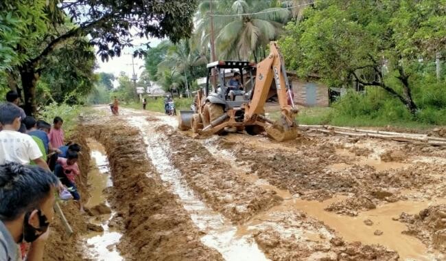 PUPR Riau Turunkan Tiga Alat Berat Perbaiki Jalan Bandur Picak Kampar yang Rusak Berat 