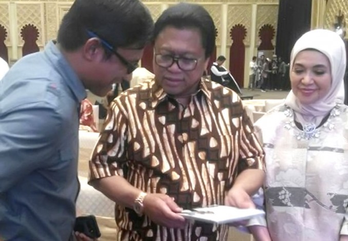 OSO Terkejut, Wartawan Tanjung Pinang Hadiahi Buku tentang Dirinya