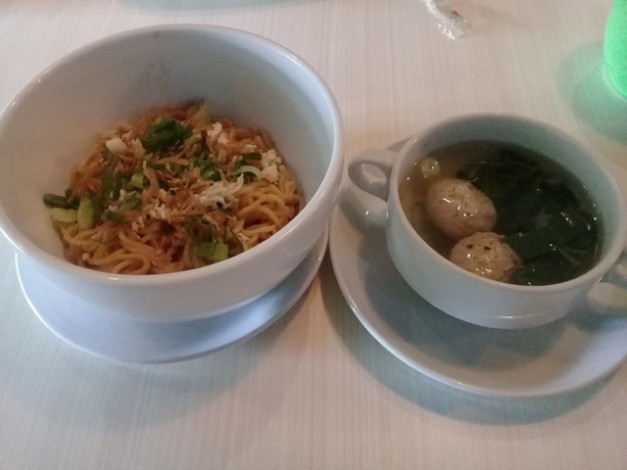 Warung Pawon Oeneng, Hadirkan Suasana Rumah dalam Restoran