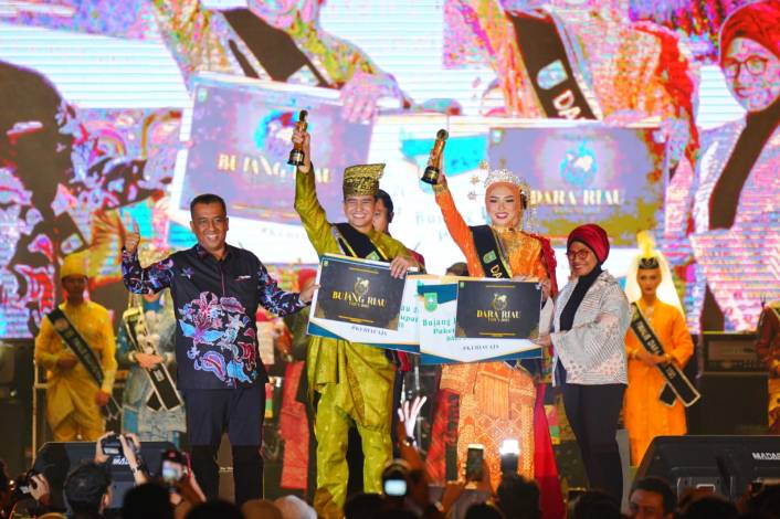 Singgih Arya Bintang dan Welika Maurenza Prista Dinobatkan sebagai Bujang Dara Riau 2023