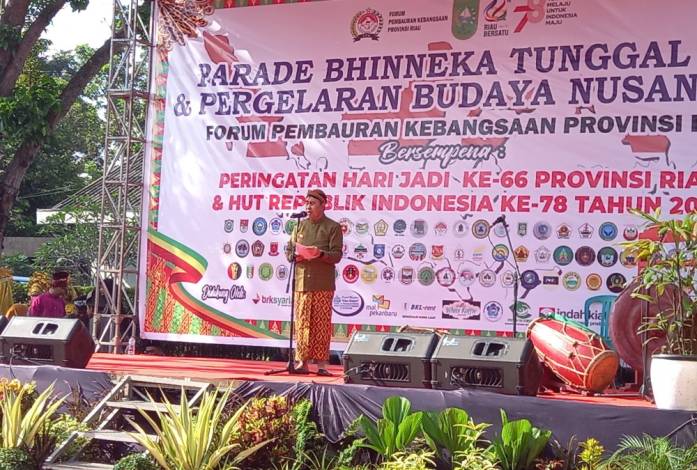 Gubri Syamsuar Pakai Baju Adat Jawa di Parade Bhinneka Tunggal Ika