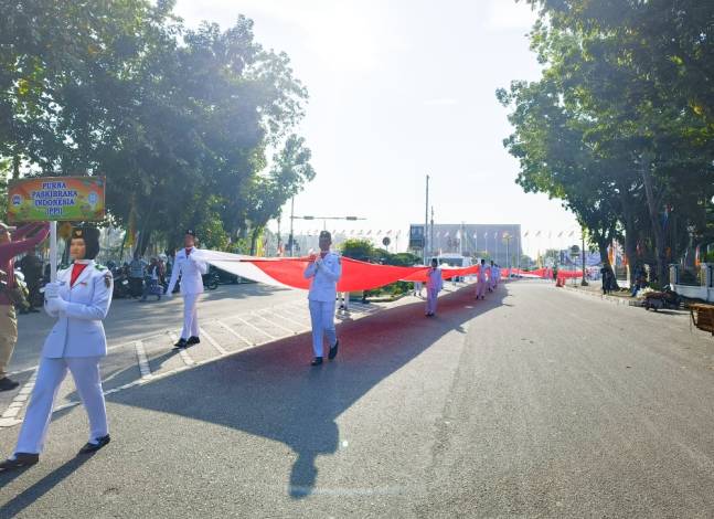 Bendera 78 Meter Dibentang di Parade Bhinneka Tunggal Ika dan Pegelaran Budaya Nusantara Riau